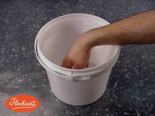 In un secchiello asciutto e pulito introduciamo la mano, avendo l'accortezza di non toccare il fondo del recipiente con le dita. 