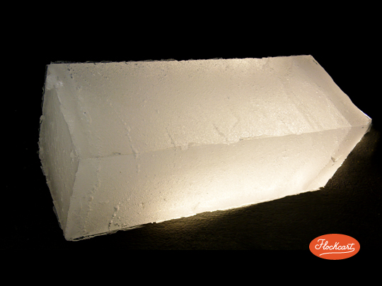 Block's Ice è retroilluminabile. Essendo una perfetta simulazione del ghiaccio, la luce passerà attraverso il blocco ma, non sarà possibile riconoscere la forma della fonte luminosa. 
