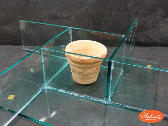 Racchiudiamo l'originale (in questo caso un vaso in terracotta opaca) in una scatola contenitrice dai bordi ben sigillati
 