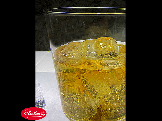 Drink Ice Cube annegato in vero Whisky 